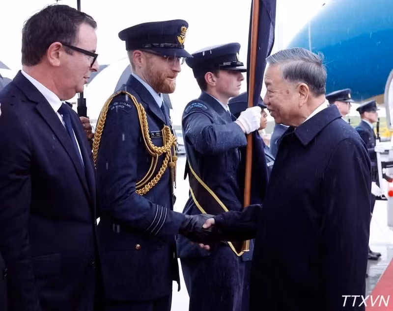 New Zealand officials welcome Party General Secretary and President To Lam (R) at Auckland International Airport. (Photo: VNA) 