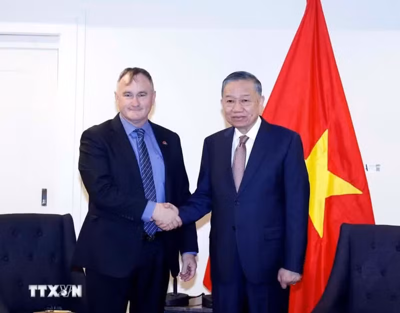 General Secretary of the Communist Party of Viet Nam (CPV) Central Committee and President To Lam (right) meets with Craig Bradshaw, CEO of EQ Resources Limited of Australia. (Photo: VNA)