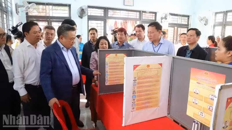 Politburo member Tran Sy Thanh and the inspection delegation conduct a field visit to Polling Station No. 38 in Residential Group 5 Tu An, Buon Ma Thuot Ward.