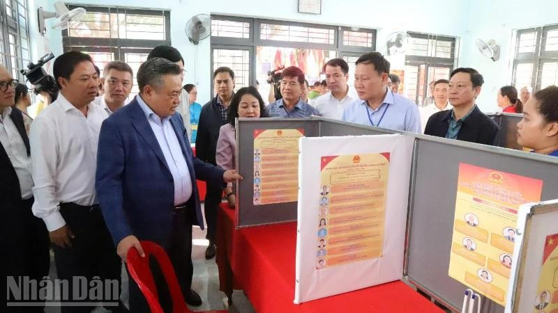 Politburo member Tran Sy Thanh and the inspection delegation conduct a field visit to Polling Station No. 38 in Residential Group 5 Tu An, Buon Ma Thuot Ward.