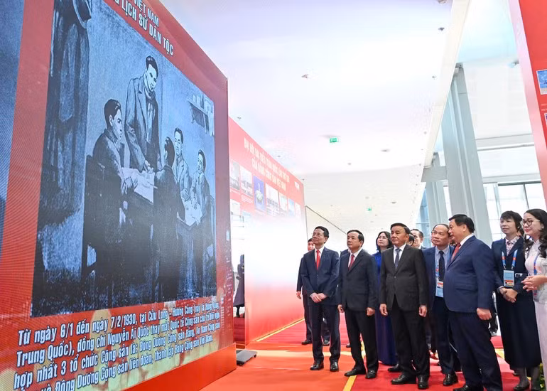 Politburo member Tran Cam Tu and other Party and state leaders visit the exhibition “Under the Party’s Flag – The Country Enters a New Era”.