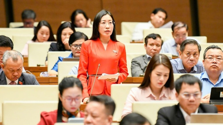 Hoang Thi Thanh Thuy, a deputy from the southern province of Tay Ninh, speaks at the event. (Photo: NDO)