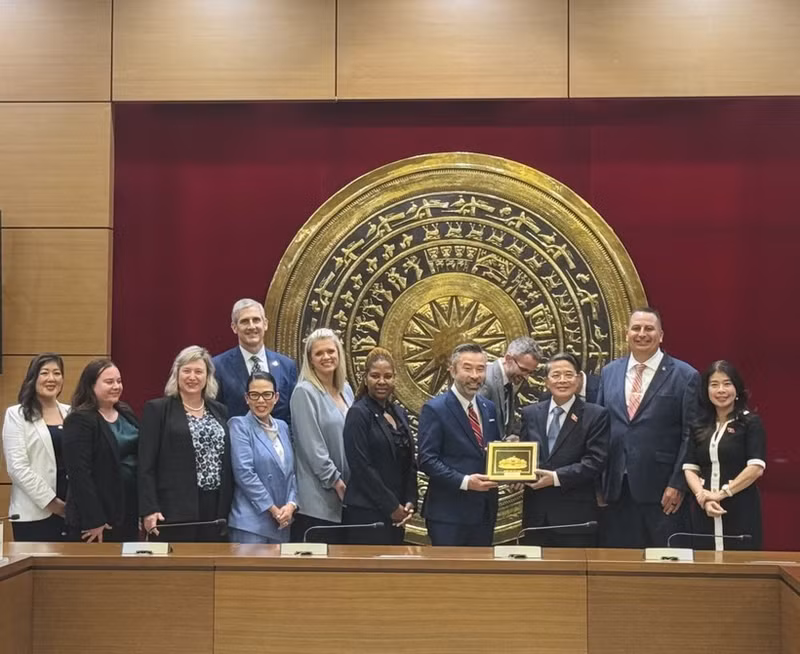 Vice Chairman of the National Assembly Nguyen Duc Hai (third from right) receives a delegation from the US’s Oregon State legislature in Ha Noi on September 9. (Photo: VNA) 