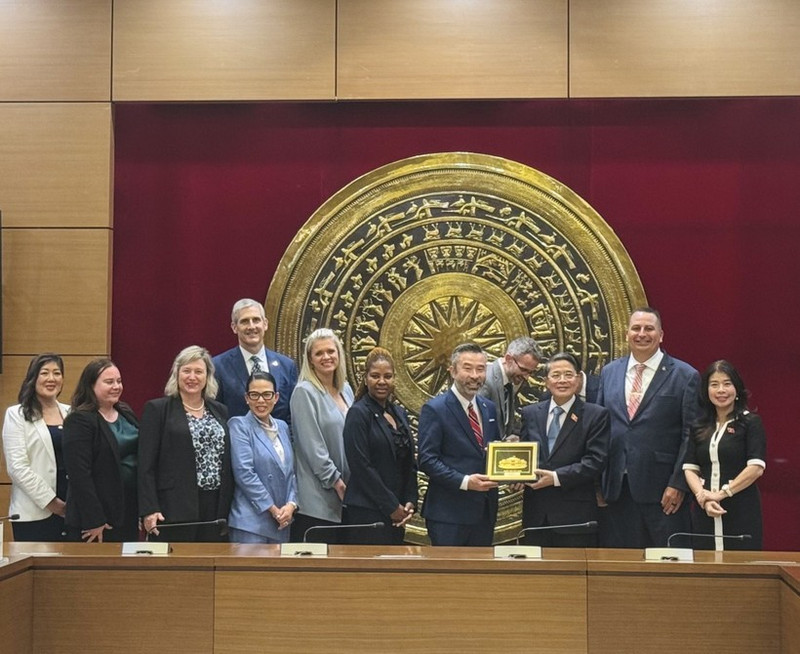 Vice Chairman of the National Assembly Nguyen Duc Hai (third from right) receives a delegation from the US’s Oregon State legislature in Ha Noi on September 9. (Photo: VNA) 