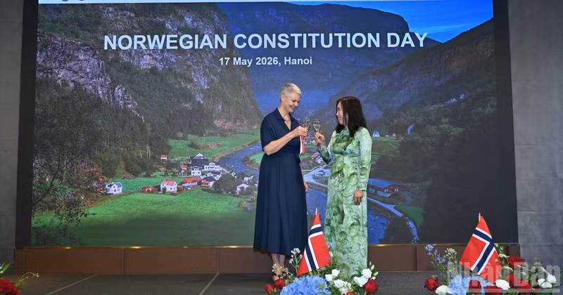 Vietnamese Deputy Minister of Foreign Affairs Le Thi Thu Hang and Norwegian Ambassador to Viet Nam Hilde Solbakken raise a toast at the event.