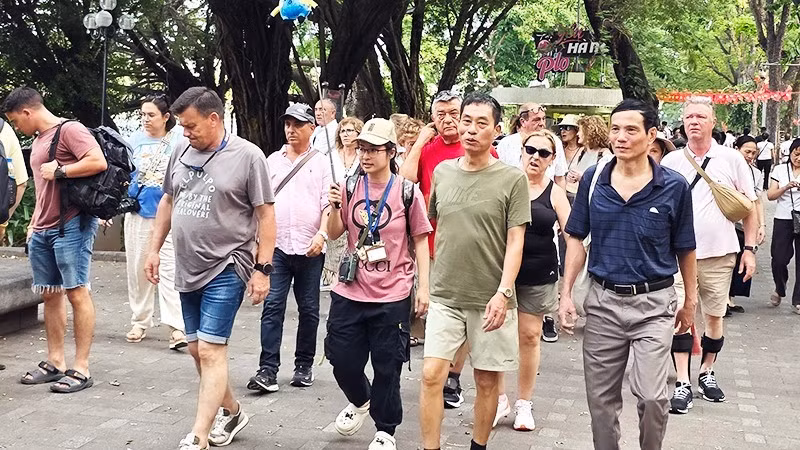 Domestic and foreign visitors to Hoan Kiem Lake, Ha Noi. (Photo: NGUYET ANH)