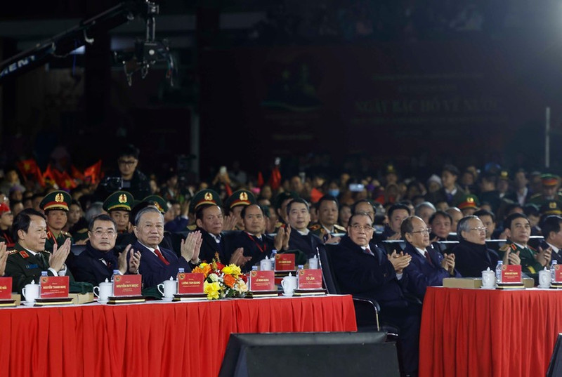 Party General Secretary To Lam (front, thirf from left) and incumbent and former leaders of the Party and State attend the programme in Cao Bang province on January 28. (Photo: VNA)