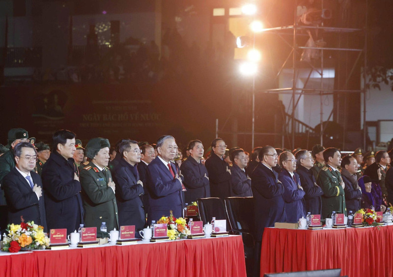 Party General Secretary To Lam and other delegates pay tribute to President Ho Chi Minh at the live TV programme in Cao Bang Province. (Photo: VNA)
