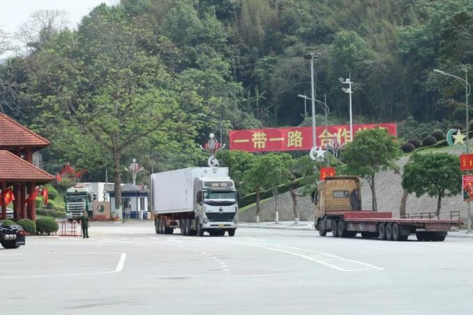 A truck completes customs clearance at the Huu Nghị international border gate in Lang Son province. (Photo: VNA) 