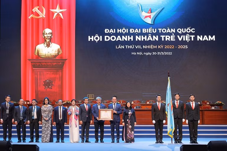 Party and State leaders present prestigious awards to the VYEA at its seventh National Congress.