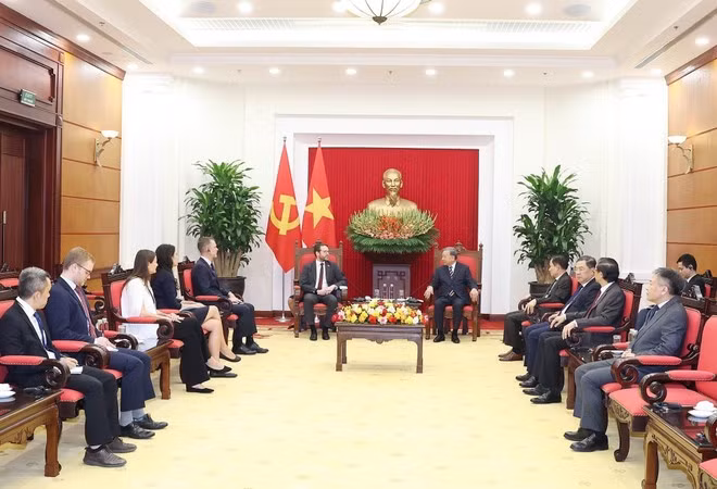 The meeting between Party General Secretary To Lam and British Ambassador to Viet Nam Iain Frew on October 17. (Photo: VNA) (Photo: VNA)
