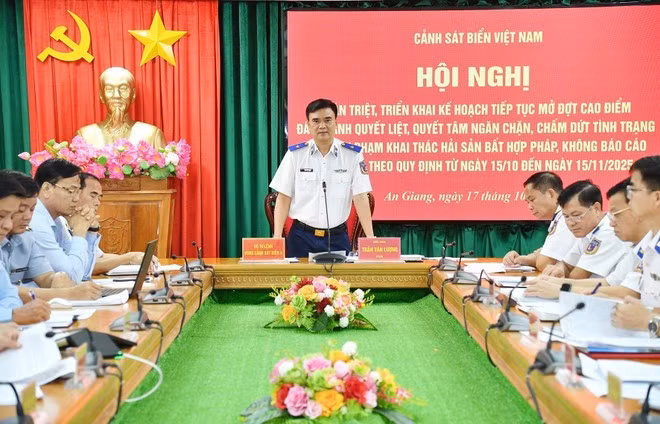 Major General Vu Trung Kien, Deputy Commander for Legal Affairs at the Viet Nam Coast Guard, chairs the conference. (Photo: VNA)