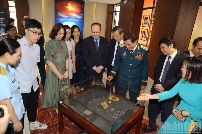 Delegates visit the exhibition “Soyuz 37 Mission – A Symbol of Viet Nam–Russia Space Cooperation.” (Photo: TRUNG HUNG)