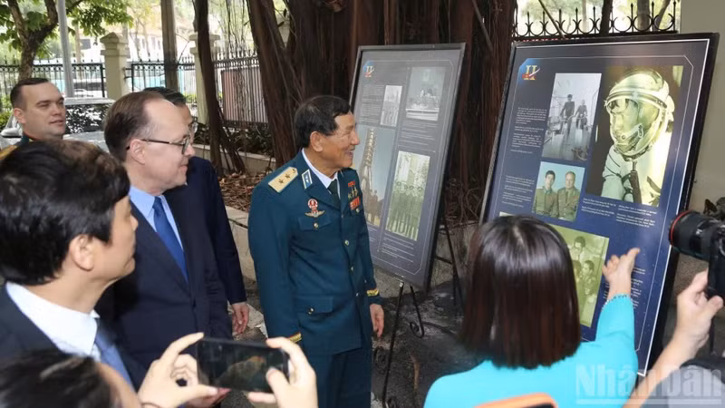 Delegates visit the exhibition space at the event. (Photo: TRUNG HUNG)