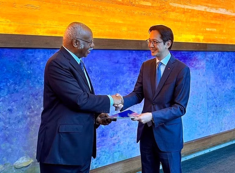 Ambassador Do Hung Viet, head of the Vietnamese Permanent Mission to the UN, hands over the Vietnamese translation of the “Pact for the Future” to President of the 79th session of the UN General Assembly Philemon Yang. (Photo: VNA)