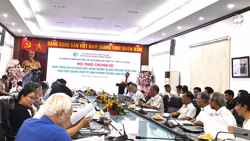 Dr Dao Xuan Hung, Editor-in-Chief of the Agriculture and Environment Magazine, addresses the workshop.