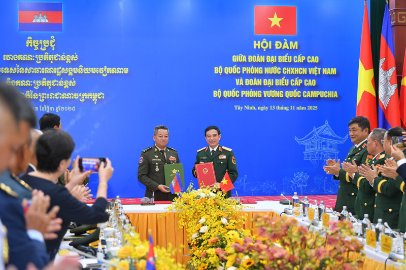 At the talks between Vietnamese Minister of National Defence General Phan Van Giang (R) and Cambodian Deputy Prime Minister and Minister of National Defence General Tea Seiha on November 13. (Photo: NDO)
