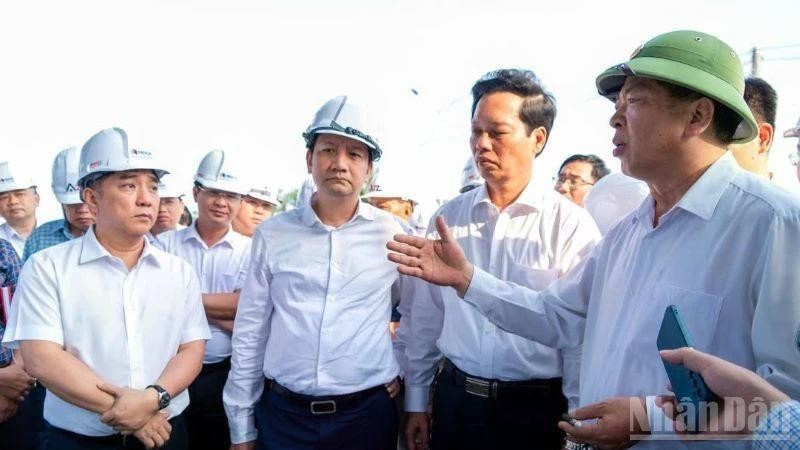 Minister of Construction Tran Hong Minh (far right, wearing a pith helmet) inspects the construction progress of the Ho Chi Minh City–Long Thanh–Dau Giay Expressway project.