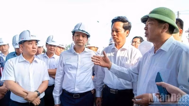 Minister of Construction Tran Hong Minh (far right, wearing a pith helmet) inspects the construction progress of the Ho Chi Minh City–Long Thanh–Dau Giay Expressway project.