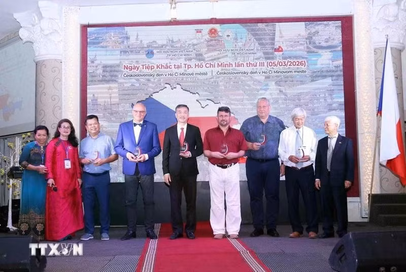 Commemorative medals of the Vietnam–Slovakia Friendship Association presented to Vietnamese Ambassador to the Czech Republic Duong Hoai Nam, Jozef Belicky, Mayor of Sala town in Slovakia’s Nitra region, and individuals contributing to people-to-people diplomacy between Ho Chi Minh City and the people of the Czech Republic and Slovakia. (Photo: VNA)