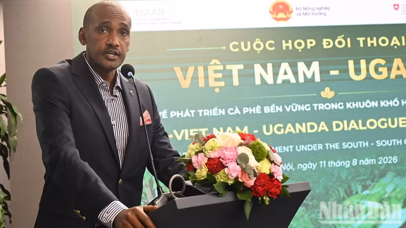 Frank K. Tumwebaze, Uganda’s Minister of Agriculture, Animal Industry and Fisheries, speaks at the dialogue.