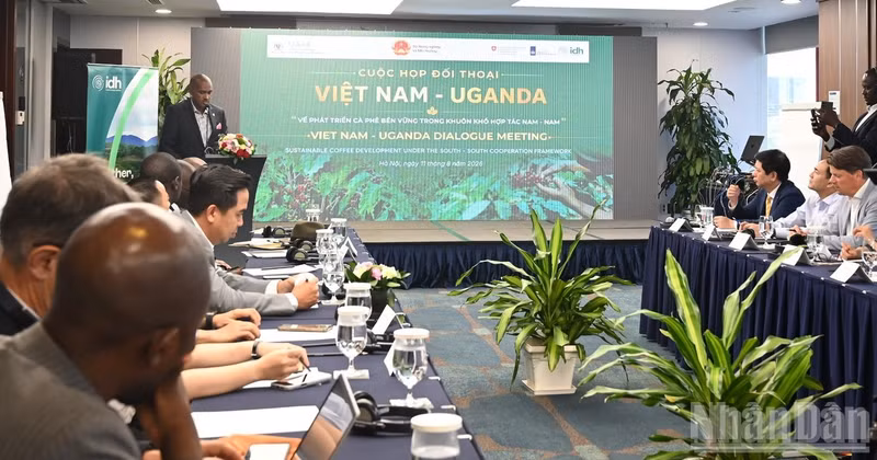 An overview of the dialogue meeting in Ha Noi on August 11. 