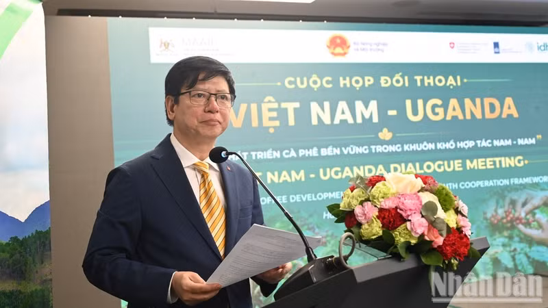 Pham Ngoc Mau, Deputy Director General of the Department of International Cooperation under the Ministry of Agriculture and Environment, speaks at the dialogue.