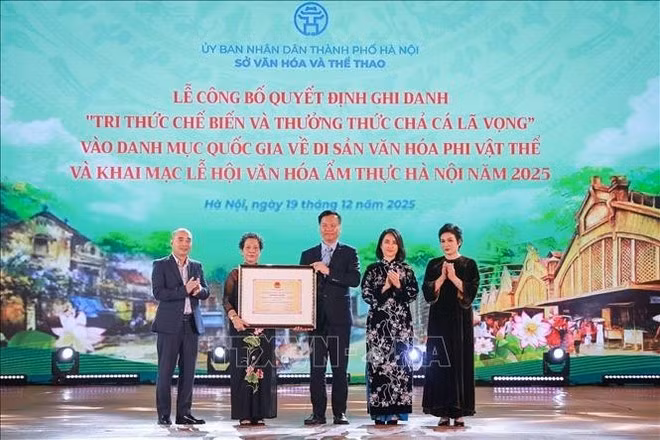 The decision to inscribe “the knowledge of preparing and enjoying “Cha ca La Vong” (La Vong grilled fish) on the national list of intangible cultural heritage is announced at the event (Photo: VNA)