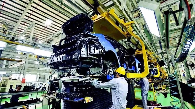 Workers and technicians inspect product quality using modern machinery at Hana Micron Vina Co., Ltd., a wholly the Republic of Korea-invested enterprise specialising in the production and processing of integrated circuit boards used in mobile phones and other smart electronic products. (Photo: TUAN ANH/VNA)