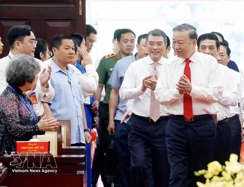 Party General Secretary To Lam (R) pays Tet visit to Ho Chi Minh City's Party organisation, administration and people. (Photo: VNA)