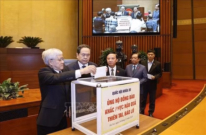 National Assembly Chairman Tran Thanh Man, along with NA leaders and deputies, donate to support people in areas devastated by natural disasters and floods. (Photo: VNA)