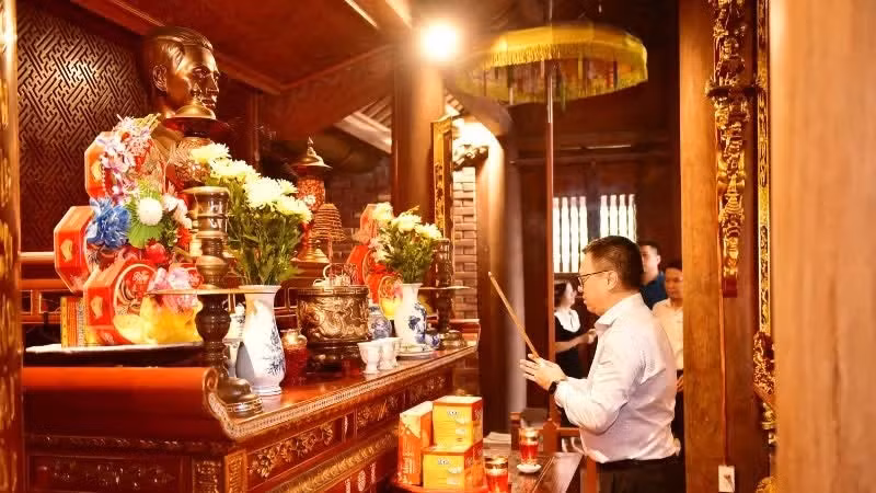 Le Quoc Minh, Member of the PCC, Editor-in-Chief of Nhan Dan Newspaper, Deputy Head of the PCC’s Commission for Communication, Education, and Mass Mobilisation, and Chairman of the Viet Nam Journalists Association, offers incense at the Memorial House dedicated to communist Nguyen Duc Canh.
