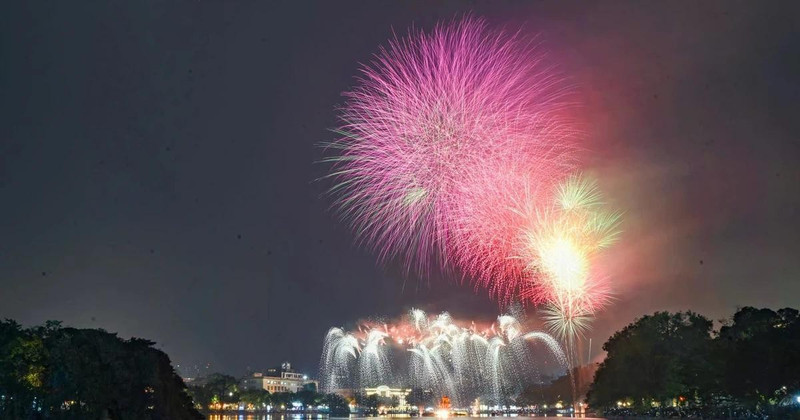 The fireworks display welcomes the new year 2026. (Photo: THE DAI)