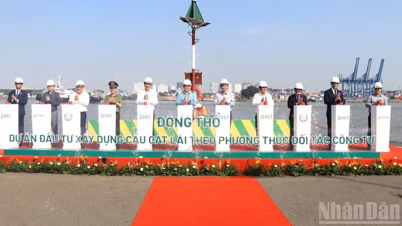 Deputy Prime Minister Mai Van Chinh, Secretary of the Dong Nai Provincial Party Committee Vu Hong Van, and other delegates performed the groundbreaking ceremony for the Cat Lai Bridge project.