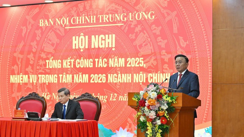 Politburo member and permanent member of the Party Central Committee’s Secretariat Tran Cam Tu speaks at the meeting (Photo: NDO)