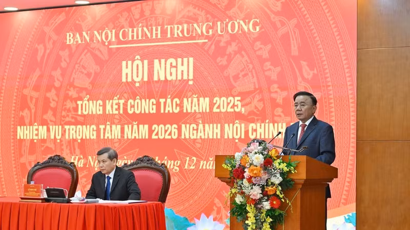 Politburo member and permanent member of the Party Central Committee’s Secretariat Tran Cam Tu speaks at the meeting (Photo: NDO)