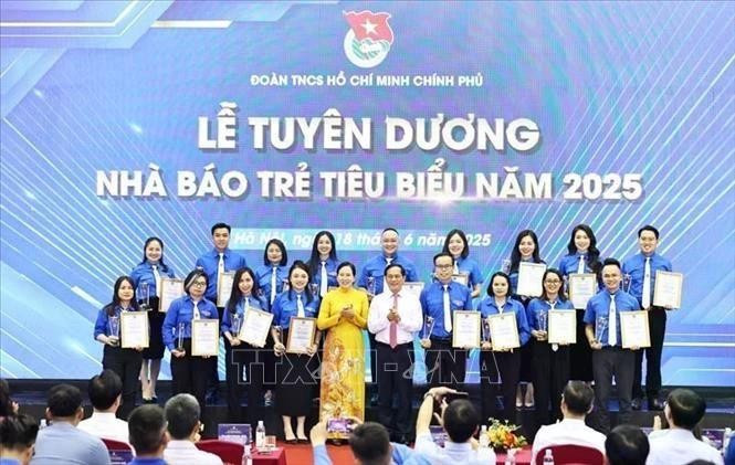 Deputy PM Bui Thanh Son presents the certificate and emblem of the Government’s Youth Union to outstanding young journalists. (Photo: VNA)