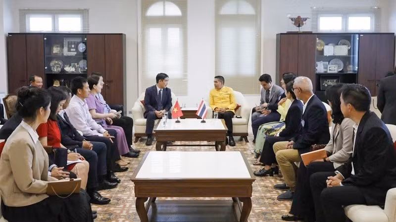 At the meeting between Ambassador Pham Viet Hung (L) and Phuket Governor Sophon Suwannarat. (Photo: Vietnamese Embassy in Thailand)