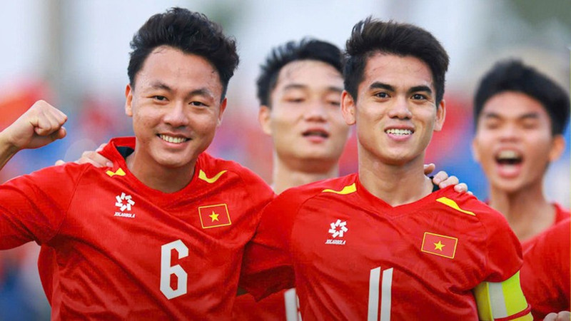 Captain Khuat Van Khang (right) scores the opening goal for Viet Nam. (Photo: VFF) 