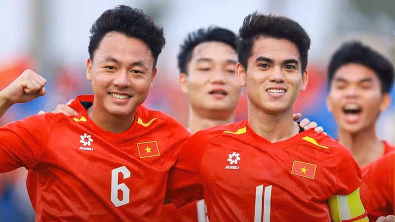 Captain Khuat Van Khang (right) scores the opening goal for Viet Nam. (Photo: VFF) 