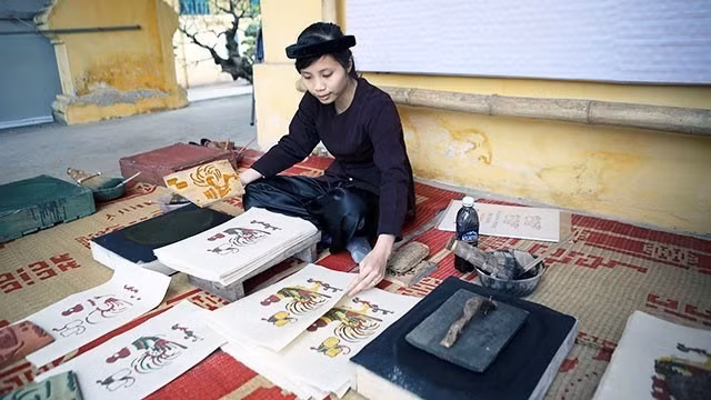 Traditional methods are used to print Dong Ho paintings using traditional methods.