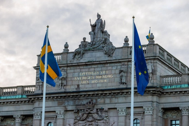 The flags of the European Union (EU) and Sweden outside the Swedish Parliament House in Stockholm. (Photo: Xinhua)