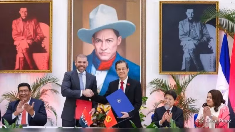 Deputy Head of the PCC’s Commission for Internal Affairs Le Hong Quang and Laureano Ortega Murillo, Presidential Adviser of Nicaragua and representative of the Sandinista National Liberation Front. (Photo courtesy of the PCC’s Commission for Internal Affairs)