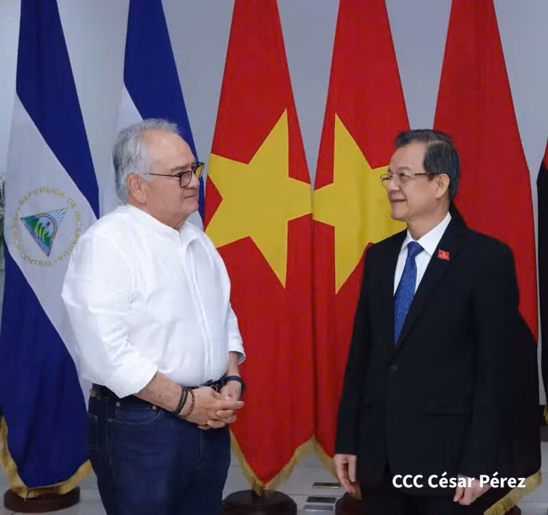 Le Hong Quang, head of the CPV delegation, meets Deputy Dr Gustavo Porras Cortés, President of the National Assembly of Nicaragua. (Photo courtesy of the PCC’s Commission for Internal Affairs)