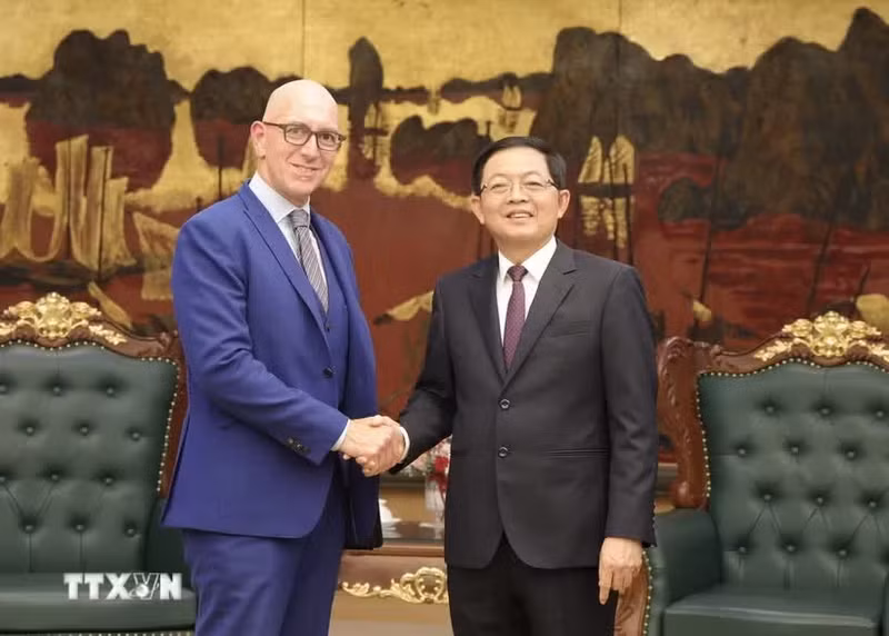 Deputy Prime Minister Ho Quoc Dung (R) receives Gianluca Pettiti, President and Chief Operating Officer of US-based Thermo Fisher Scientific, in Ha Noi on August 12 (Photo: VNA)