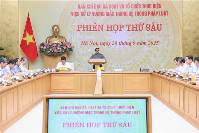 Prime Minister Pham Minh Chinh chairs the sixth meeting of the Steering Committee for reviewing and untangling knots in the legal document system, (Photo: VNA)