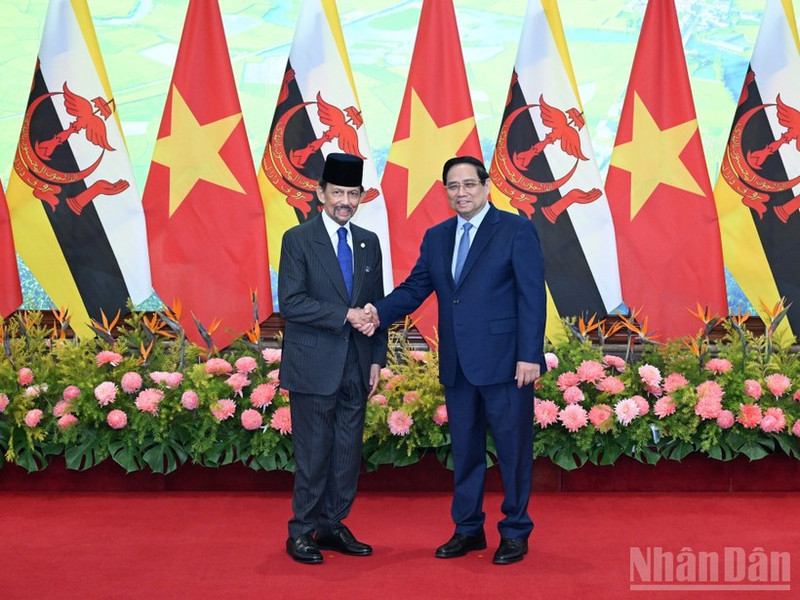 Prime Minister Pham Minh Chinh holds a meeting with Sultan of Brunei Haji Hassanal Bolkiah in Ha Noi on December 1, 2025. (Photo: NDO)