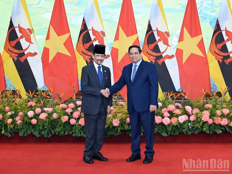 Prime Minister Pham Minh Chinh holds a meeting with Sultan of Brunei Haji Hassanal Bolkiah in Ha Noi on December 1, 2025. (Photo: NDO)