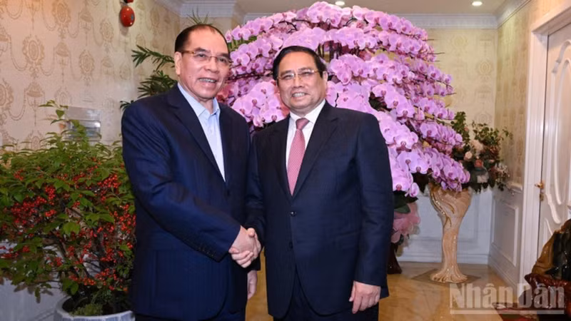 Prime Minister Pham Minh Chinh (right) and former General Secretary Nong Duc Manh (Photo: NDO)