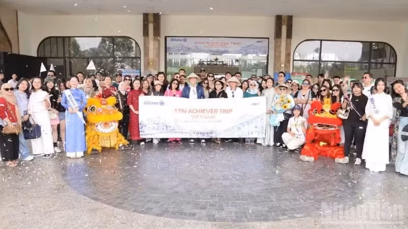 Indonesian visitors take photos at My Tho Marin.